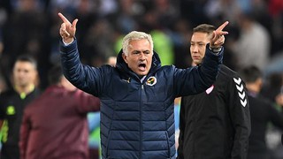 Mourinho gọi giải đấu của Thổ Nhĩ Kỳ 'có mùi khó chịu', dọa trọng tài sẽ tung video lên mạng xã hội