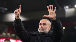 Pep Guardiola đáp trả cổ động viên Liverpool bằng hành động đầy phong cách