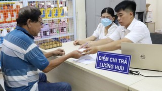 Được bảo lưu mức lương chức vụ cũ đến hết nhiệm kỳ nếu thôi chức do sắp xếp bộ máy