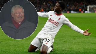 Khoảnh khắc thiên tài của Mainoo khiến Ten Hag vỡ òa và nụ cười mãn nguyện của Sir Alex