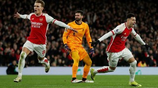 Arsenal tạo bước ngoặt trong cuộc đua vô địch Ngoại hạng Anh, Man City mừng thầm