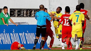 CLB Hải Phòng và Hà Nội FC tạo ra trận cầu bạo lực bậc nhất lịch sử V-League, sân cỏ biến thành võ đài 