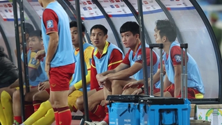 Bức ảnh trùng hợp đến kì lạ: 3 tiền vệ từng tài năng nhất của bóng đá Việt Nam cùng ngồi dự bị và giờ đang cùng... sa sút