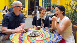 Mẹ con diva Mỹ Linh cùng CEO Apple Tim Cook uống cà phê trứng Hà Nội