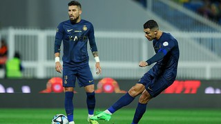 Ronaldo tiếp tục lập hat-trick giúp Al Nassr thắng 8-0, trong đó có 2 lần đá phạt xé lưới đối thủ
