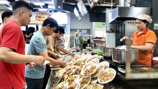 Trung tâm thương mại Tp. Hồ Chí Minh tấp nập khách 'giải nhiệt' dịp lễ 30/4 - 1/5