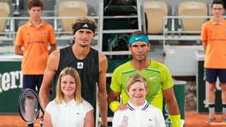 Nadal 'khốn khổ' vì đụng trúng Zverev ngay vòng 1 Roland Garros