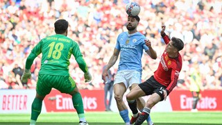 Hậu vệ của Man City mắc sai lầm khó tin, MU có bàn thắng ‘từ trên trời rơi xuống’, mở toang đường vào khung thành nhà vô địch Anh