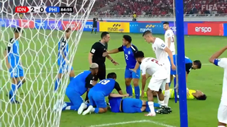 Một cầu thủ bất tỉnh khiến trận Indonesia vs Philippines dừng gần 10 phút, cầu thủ hai đội được khen vì có hành động rất nhân văn