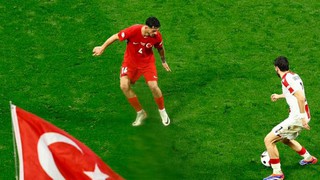 Sao Thổ Nhĩ Kỳ mặc nhầm áo đấu đồng đội trong trận đấu ở EURO 2024, gây ra sự hiểu nhầm hài hước