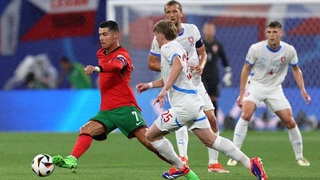 Nhật ký EURO bằng thơ (Bồ Đào Nha - Czech 2-1): Bù giờ, bù bàn thắng