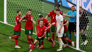 Tin nóng EURO hôm nay 19/6: Sao Bồ Đào Nha ăn mừng hụt hài hước, 2 cầu thủ rời EURO vì chấn thương