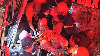 Giải cứu thành công tài xế xe khách mắc kẹt trong cabin sau va chạm với xe tải