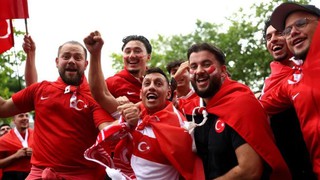 Bữa tiệc ăn mừng đầy cảm xúc của cổ động viên Thổ Nhĩ Kỳ