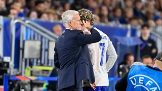 ĐT Pháp lục đục nội bộ trước vòng 1/8, Griezmann có nguy cơ bị HLV Deschamps 'cạch mặt'