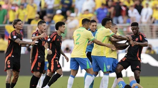 Raphinha lập siêu phẩm đá phạt, Brazil vẫn đánh rơi chiến thắng ở Copa America, sẽ gặp khó ở tứ kết