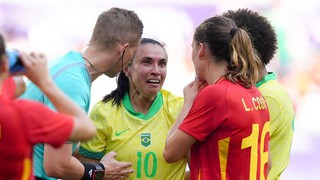 Bóng đá nữ Olympic 2024: Brazil sụp đổ bởi thẻ đỏ của tượng đài Marta, Canada 'thoát hiểm' ngoạn mục