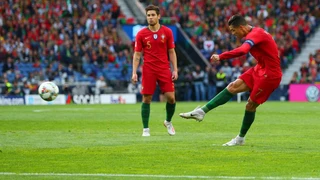 Tin nóng thể thao tối 5/7: Ronaldo vẫn được giao trọng trách tại EURO, Messi thừa nhận điều khó tin 