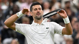 Djokovic làm động tác khiêu khích, chỉ trích thái độ của khán giả khi vào tứ kết Wimbledon