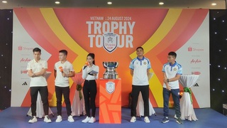 Quang Hải và Văn Thắng hâm nóng tour trưng bày cúp vô địch ASEAN Club Championship