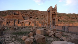 Khu di tích cổ đại Persepolis đối mặt với nguy cơ bị phá hủy do địa y