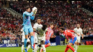 Real Madrid chia điểm Atletico vì 'quả đắng phút bù giờ', derby rực lửa cùng thẻ đỏ và CĐV quá khích