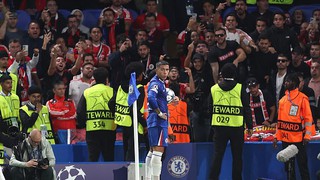 Sao Chelsea bị CĐV ném chai lọ, HLV Mourinho đứng ra giải cứu