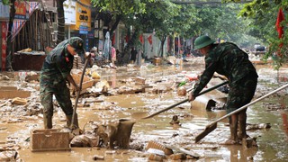 Nước rút, người dân Lào Cai tất bật dọn dẹp nhà cửa, đường phố