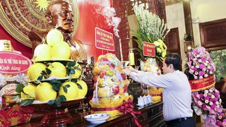 Chủ tịch Quốc hội Trần Thanh Mẫn dâng hương tưởng nhớ Chủ tịch Tôn Đức Thắng