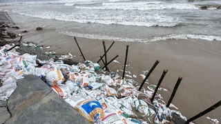 Bảo vệ dải lụa bờ biển miền Trung (Bài 1): Lập “phòng tuyến” giữ bờ biển