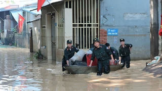 Công an Hà Nội hỗ trợ nhân dân khắc phục hậu quả sau ảnh hưởng bão số 11 tại Sóc Sơn