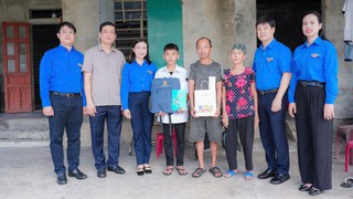 Trung ương Đoàn thăm, tặng quà người dân và thanh thiếu nhi Hà Tĩnh bị ảnh hưởng bởi bão số 10