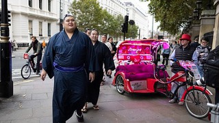 Dàn võ sĩ sumo khổng lồ gây cơn sốt tại London, khán giả được cảnh báo nguy cơ bị... đè bẹp