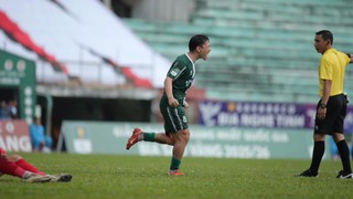 Cựu sao U23 Việt Nam lập siêu phẩm đá phạt, giúp đội của Công Phượng dẫn đầu BXH