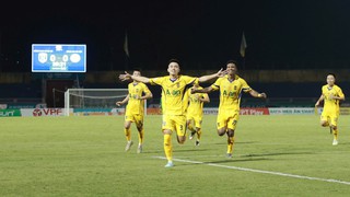 Tin nóng bóng đá Việt Nam hôm nay 19/10: Cầu thủ SLNA nhắc Văn Quyến khi đánh bại Nguyễn Filip; Hoàng Đức được ví như 'người máy'