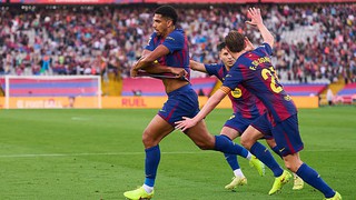 Barca giành chiến thắng đầy cảm xúc sau khi HLV Hansi Flick nhận thẻ đỏ
