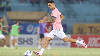 Hai ngày sau khi nhập tịch, Đỗ Hoàng Hên đá chính và đối đầu với Hoàng Đức