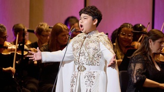 Ca sĩ “nhí” Dương Đức Hải hát với dàn nhạc giao hưởng Mỹ