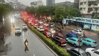 Cảnh báo dông, lốc, sét, mưa đá và mưa lớn cục bộ tại khu vực nội thành Hà Nội