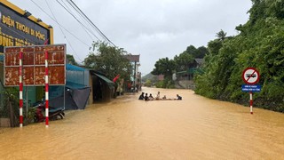 Ảnh hưởng bão số 10: Gần 100 điểm giao thông đường bộ đang bị ách tắc