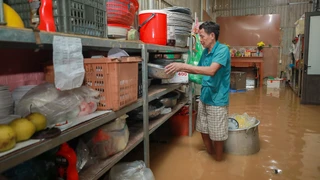 Người dân Hà Nội vất vả ứng phó với nước sông Hồng dâng cao