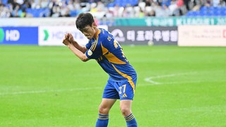 Cựu sao Ngoại hạng Anh gây sốc với màn ăn mừng 'đánh golf', ngầm móc máy HLV Shin Tae-yong