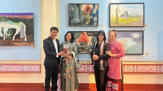 Triển lãm “Về miền đất đỏ” tôn vinh nữ họa sĩ ba miền