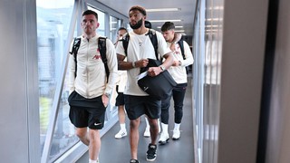 Liverpool gặp sự cố về máy bay trước cuộc chạm trán Frankfurt