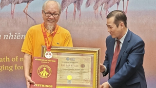 Sách ảnh "Sếu đầu đỏ" xác lập kỷ lục Việt Nam