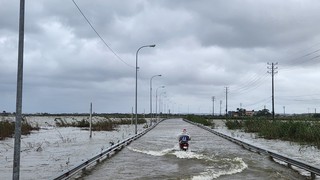 Ảnh hưởng triều cường và mưa lớn, nhiều địa bàn tại Huế bị ngập sâu