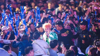 Người hâm mộ phấn khích khi RHYDER, Hà Nhi khuấy động đêm nhạc tại phố đi bộ Hà Nội