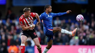 Chelsea bất ổn từ thủ đến công