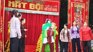 Mang hát bội ra khỏi sân khấu truyền thống