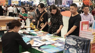 Khu trưng bày sách trở thành điểm nhấn văn hóa tại Hội chợ mùa Thu 2025